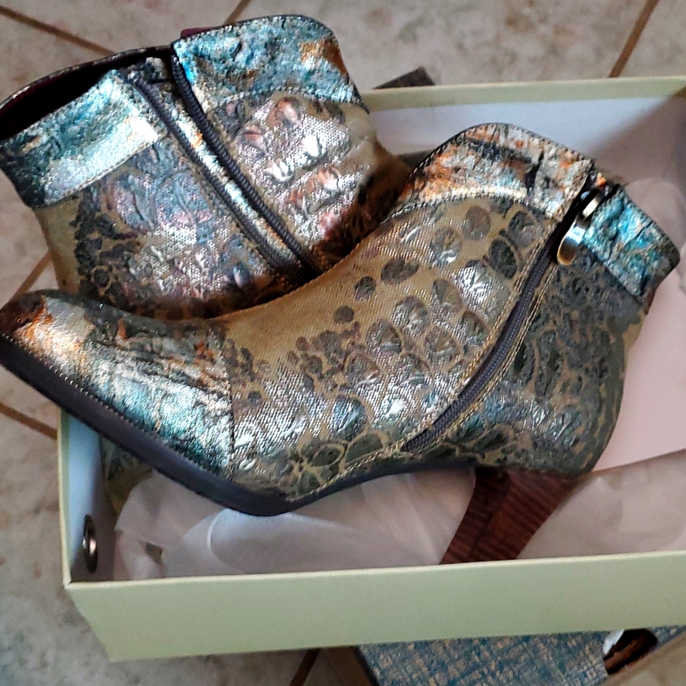 L’artiste Eleni Taupe size 41 EUR /9.5-10 US short boots with a 3” heel